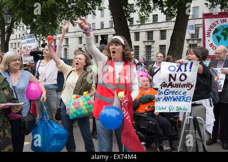 Londres, 08 juillet 2015. Les manifestants contre le budget du Chancelier George Osborne s'unissent dans une démonstration qu'ils appellent 'boules pour le budget". Anti-austérité et les militants d'invalidité publié balles multicolores en dehors de Whitehall, Downing Street, pour protester contre ce qu'ils considèrent comme un budget qui persécute et diabolise demandeurs de prestations, puis passés devant le Parlement et a bloqué le Westminster Bridge Crédit : Patricia Phillips/Alamy Live News Banque D'Images