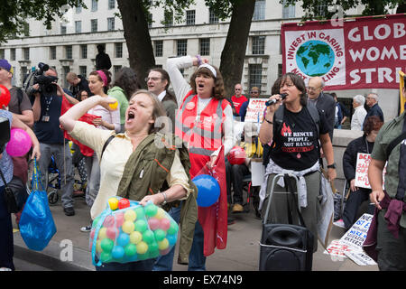 Londres, 08 juillet 2015. Les manifestants contre le budget du Chancelier George Osborne s'unissent dans une démonstration qu'ils appellent 'boules pour le budget". Anti-austérité et les militants d'invalidité publié balles multicolores en dehors de Whitehall, Downing Street, pour protester contre ce qu'ils considèrent comme un budget qui persécute et diabolise demandeurs de prestations, puis passés devant le Parlement et a bloqué le Westminster Bridge Crédit : Patricia Phillips/Alamy Live News Banque D'Images