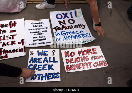 Londres, 08 juillet 2015. Les manifestants contre le budget du Chancelier George Osborne s'unissent dans une démonstration qu'ils appellent 'boules pour le budget". Anti-austérité et les militants d'invalidité publié balles multicolores en dehors de Whitehall, Downing Street, pour protester contre ce qu'ils considèrent comme un budget qui persécute et diabolise demandeurs de prestations, puis passés devant le Parlement et a bloqué le Westminster Bridge Crédit : Patricia Phillips/Alamy Live News Banque D'Images