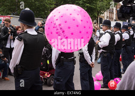 Londres, 08 juillet 2015. Les manifestants contre le budget du Chancelier George Osborne s'unissent dans une démonstration qu'ils appellent 'boules pour le budget". Anti-austérité et les militants d'invalidité publié balles multicolores en dehors de Whitehall, Downing Street, pour protester contre ce qu'ils considèrent comme un budget qui persécute et diabolise demandeurs de prestations, puis passés devant le Parlement et a bloqué le Westminster Bridge Crédit : Patricia Phillips/Alamy Live News Banque D'Images