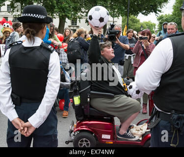 Londres, 08 juillet 2015. Les manifestants contre le budget du Chancelier George Osborne s'unissent dans une démonstration qu'ils appellent 'boules pour le budget". Anti-austérité et les militants d'invalidité publié balles multicolores en dehors de Whitehall, Downing Street, pour protester contre ce qu'ils considèrent comme un budget qui persécute et diabolise demandeurs de prestations, puis passés devant le Parlement et a bloqué le Westminster Bridge Crédit : Patricia Phillips/Alamy Live News Banque D'Images