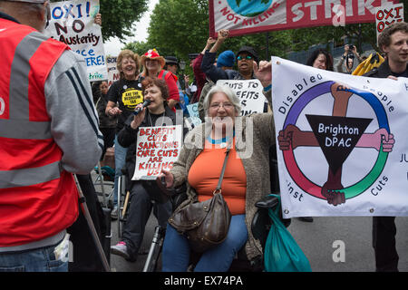 Londres, 08 juillet 2015. Les manifestants contre le budget du Chancelier George Osborne s'unissent dans une démonstration qu'ils appellent 'boules pour le budget". Anti-austérité et les militants d'invalidité publié balles multicolores en dehors de Whitehall, Downing Street, pour protester contre ce qu'ils considèrent comme un budget qui persécute et diabolise demandeurs de prestations, puis passés devant le Parlement et a bloqué le Westminster Bridge Crédit : Patricia Phillips/Alamy Live News Banque D'Images