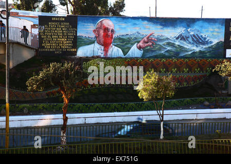 El Alto, Bolivie, 8th juillet 2015. Une fresque du Pape François à la CEJA a été dédrée de peinture rouge la veille de son arrivée à El Alto au début de sa visite de 3 jours en Bolivie. Le Pape doit arriver cet après-midi, alors que beaucoup de gens sont impatients de son arrivée un peu de non catholiques et d'organisations sont contre sa visite et le montant de l'argent dépensé sur lui. Pour certains peuples autochtones, l'église catholique est encore associée à la conquête et à l'occupation espagnoles des Amériques et à la répression de leurs croyances traditionnelles. Credit: James Brunker / Alamy Live News Banque D'Images