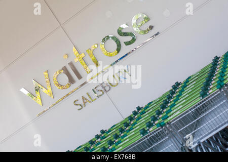 Rangées de trolley commercial vide de Waitrose à l'extérieur du magasin de Waitrose à Salisbury, Wiltshire, au Royaume-Uni, en juin Banque D'Images