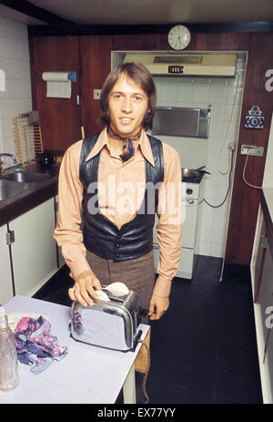 BEE GEES groupe pop britannique avec Maurice Gibb à son domicile de Londres en 1967. Photo : Tony Gale Banque D'Images