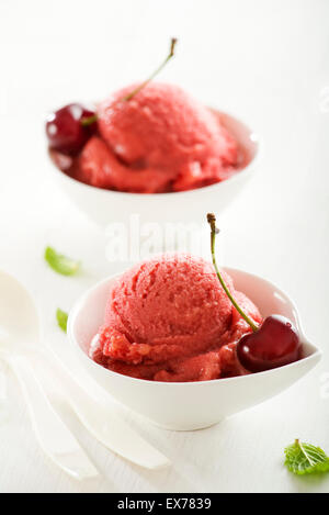 La crème glacée aux fruits frais sorbet en bol blanc. Banque D'Images