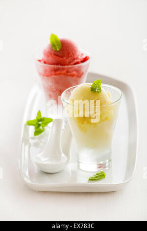 Mélange de fruits frais sorbet glace en verre. Banque D'Images