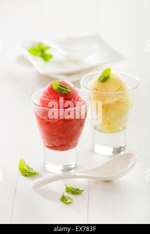 Mélange de fruits frais sorbet glace en verre. Banque D'Images