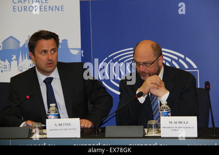 Strasbourg, France. 8 juillet, 2015. Le Premier Ministre du Luxembourg Xavier Bettel (L) participe à une conférence de presse avec le président du Parlement Européen Martin Schulz pendant le Parlement européen à Strasbourg, France, le 8 juillet 2015. © écueil Suyan Lu/Xinhua/Alamy Live News Banque D'Images