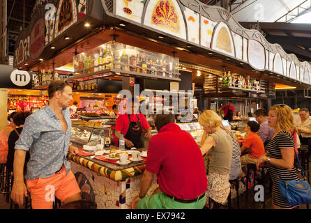 La Boqueria Barcelona - Les gens de manger un délicieux repas dans un café du marché couvert de la Boqueria, Las Ramblas, Barcelone Espagne Europe Banque D'Images