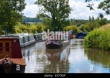 Canalboats sur Kennet and Avon Canal à Bathampton, Somerset, Angleterre Banque D'Images