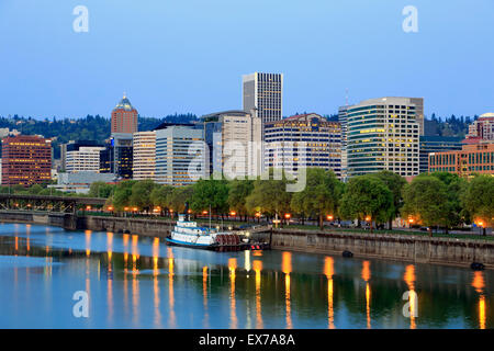 Toits de Portland et de la rivière Willamette à Portland, Oregon, USA Banque D'Images