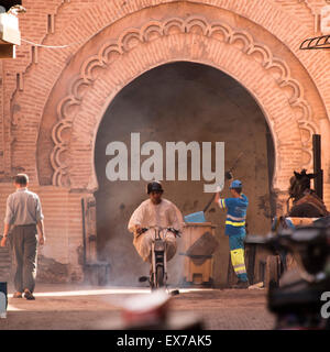 Un homme sur un scooter. Dirigé à travailler à Marrakech, Maroc Banque D'Images