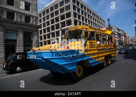 L'été à Londres, Angleterre, Royaume-Uni. London Duck Tours véhicule amphibie de passer le long de Piccadilly à l'extrémité ouest de Londres dans le quartier de Mayfair. Ce groupe utilise de vieux véhicules WWII Duwk et emmène les touristes passé certaines des plus célèbres attractions de Londres ainsi qu'à l'entrée et le long de la Tamise. Banque D'Images