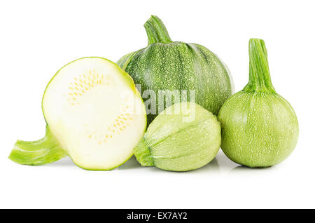 Heap de matières premières courgettes isolé sur fond blanc Banque D'Images