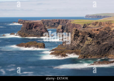 Falaises de roche volcanique érodée à Eshaness, les Shetland Banque D'Images