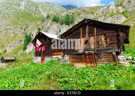 Deux refuges alpins traditinal vu dans les Alpes suisses Banque D'Images