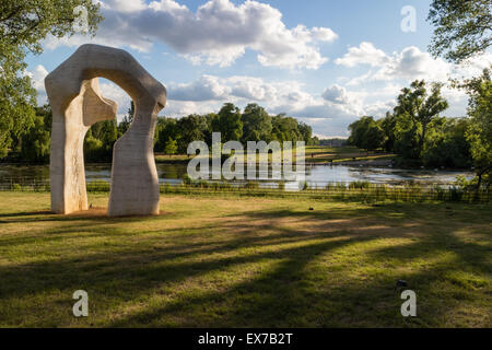 La sculpture de Henry Moore l'ARC dans les jardins de Kensington, Londres, à l'ensemble de l'eau longue vers Kensington Palace Banque D'Images