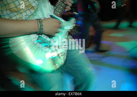 Corps guitariste jouer en public. Motion Image Gros plan Banque D'Images