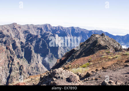 Les nuages entourent le plus haut sommet du Mirador Del Roque de los Muchachos à La Palma, Espagne. Banque D'Images