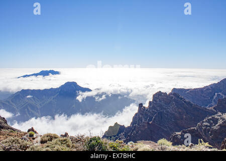 Les nuages entourent le plus haut sommet du Mirador Del Roque de los Muchachos à La Palma, Espagne. Banque D'Images