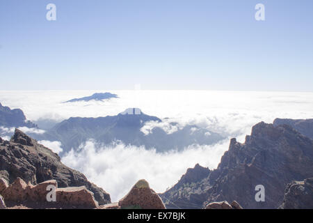 Les nuages entourent le plus haut sommet du Mirador Del Roque de los Muchachos à La Palma, Espagne. Banque D'Images