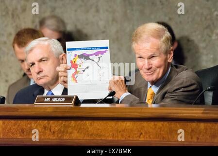 Comité du Sénat américain sur les services armés, le sénateur Bill Nelson questions membre Secrétaire de la Défense Carter Ashton sur la contre-stratégie ISIL au Capitole le 7 juillet 2015 à Washington, DC. Banque D'Images
