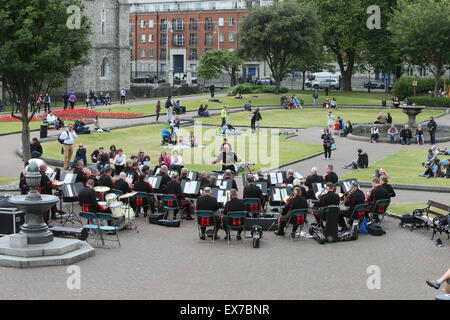 Dublin, Irlande. 8 juillet, 2015. Image de la performance à l'heure du déjeuner par l'armée irlandaise n° 1 Bande à Saint Patrick's Park dans le centre-ville de Dublin. L'exécution a lieu dans le cadre d'une série de spectacles en plein air de midi la capitale irlandaise. Credit : Brendan Donnelly/Alamy Live News Banque D'Images