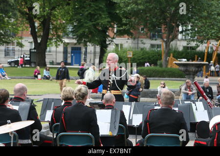 Dublin, Irlande. 8 juillet, 2015. Image de la performance à l'heure du déjeuner par l'armée irlandaise n° 1 Bande à Saint Patrick's Park dans le centre-ville de Dublin. L'exécution a lieu dans le cadre d'une série de spectacles en plein air de midi la capitale irlandaise. Credit : Brendan Donnelly/Alamy Live News Banque D'Images