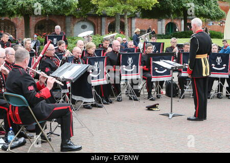 Dublin, Irlande. 8 juillet, 2015. Image de la performance à l'heure du déjeuner par l'armée irlandaise n° 1 Bande à Saint Patrick's Park dans le centre-ville de Dublin. L'exécution a lieu dans le cadre d'une série de spectacles en plein air de midi la capitale irlandaise. Credit : Brendan Donnelly/Alamy Live News Banque D'Images