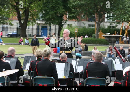 Dublin, Irlande. 8 juillet, 2015. Image de la performance à l'heure du déjeuner par l'armée irlandaise n° 1 Bande à Saint Patrick's Park dans le centre-ville de Dublin. L'exécution a lieu dans le cadre d'une série de spectacles en plein air de midi la capitale irlandaise. Credit : Brendan Donnelly/Alamy Live News Banque D'Images