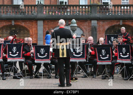 Dublin, Irlande. 8 juillet, 2015. Image de la performance à l'heure du déjeuner par l'armée irlandaise n° 1 Bande à Saint Patrick's Park dans le centre-ville de Dublin. L'exécution a lieu dans le cadre d'une série de spectacles en plein air de midi la capitale irlandaise. Credit : Brendan Donnelly/Alamy Live News Banque D'Images