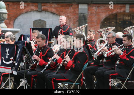 Dublin, Irlande. 8 juillet, 2015. Image de la performance à l'heure du déjeuner par l'armée irlandaise n° 1 Bande à Saint Patrick's Park dans le centre-ville de Dublin. L'exécution a lieu dans le cadre d'une série de spectacles en plein air de midi la capitale irlandaise. Credit : Brendan Donnelly/Alamy Live News Banque D'Images