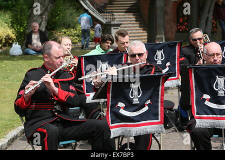 Dublin, Irlande. 8 juillet, 2015. Image de la performance à l'heure du déjeuner par l'armée irlandaise n° 1 Bande à Saint Patrick's Park dans le centre-ville de Dublin. L'exécution a lieu dans le cadre d'une série de spectacles en plein air de midi la capitale irlandaise. Credit : Brendan Donnelly/Alamy Live News Banque D'Images