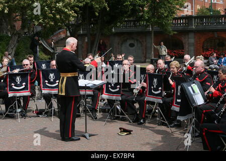 Dublin, Irlande. 8 juillet, 2015. Image de la performance à l'heure du déjeuner par l'armée irlandaise n° 1 Bande à Saint Patrick's Park dans le centre-ville de Dublin. L'exécution a lieu dans le cadre d'une série de spectacles en plein air de midi la capitale irlandaise. Credit : Brendan Donnelly/Alamy Live News Banque D'Images