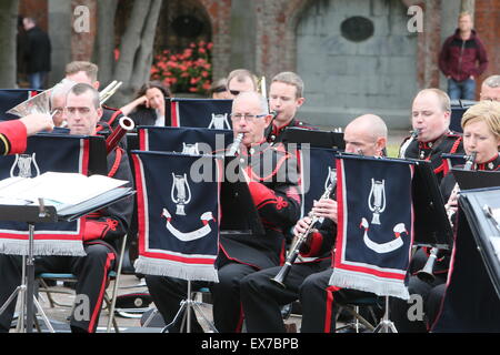 Dublin, Irlande. 8 juillet, 2015. Image de la performance à l'heure du déjeuner par l'armée irlandaise n° 1 Bande à Saint Patrick's Park dans le centre-ville de Dublin. L'exécution a lieu dans le cadre d'une série de spectacles en plein air de midi la capitale irlandaise. Credit : Brendan Donnelly/Alamy Live News Banque D'Images