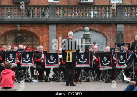 Dublin, Irlande. 8 juillet, 2015. Image de la performance à l'heure du déjeuner par l'armée irlandaise n° 1 Bande à Saint Patrick's Park dans le centre-ville de Dublin. L'exécution a lieu dans le cadre d'une série de spectacles en plein air de midi la capitale irlandaise. Credit : Brendan Donnelly/Alamy Live News Banque D'Images