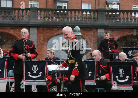 Dublin, Irlande. 8 juillet, 2015. Image de la performance à l'heure du déjeuner par l'armée irlandaise n° 1 Bande à Saint Patrick's Park dans le centre-ville de Dublin. L'exécution a lieu dans le cadre d'une série de spectacles en plein air de midi la capitale irlandaise. Credit : Brendan Donnelly/Alamy Live News Banque D'Images