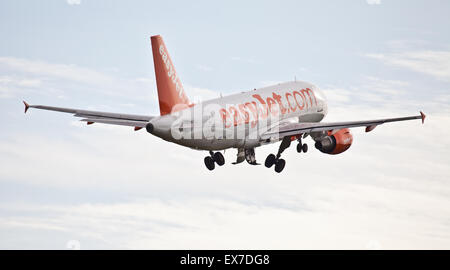 EasyJet Airbus A319 G-EZAO décollant de l'aéroport de London-Luton LTN Banque D'Images