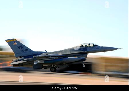 L'US Air Force F-16 Fighting Falcon fighter pilot affecté à la 79e Escadron de chasse prend son envol le 6 mars 2013 à Nellis Air Force Base, au Nevada. Banque D'Images