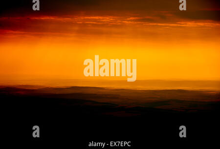 Coucher de soleil sur Paysage, ciel dramatique Banque D'Images