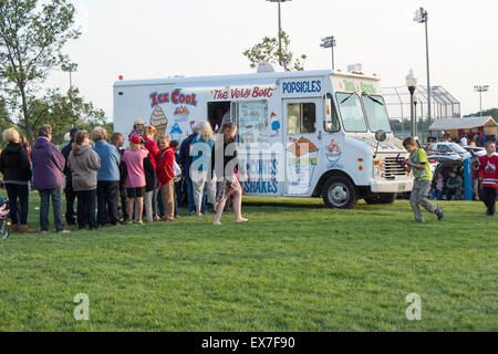 Les gens s'alignent pour glace à une rame ice chariot à champs Wilson à Lindsay, en Ontario dans le cadre de la fête du Canada Banque D'Images