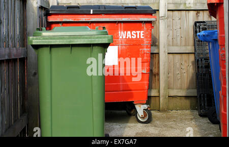 Les poubelles dans un parc commercial. Banque D'Images