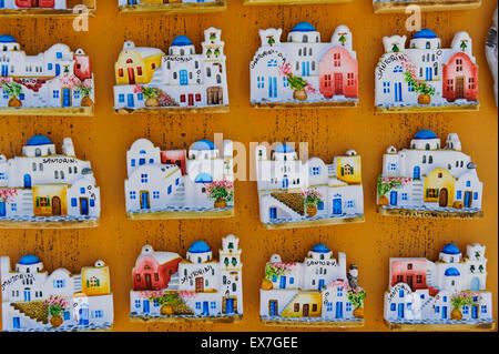 Souvenirs de Santorini en exposition à la vente, Oia, Grèce. Banque D'Images