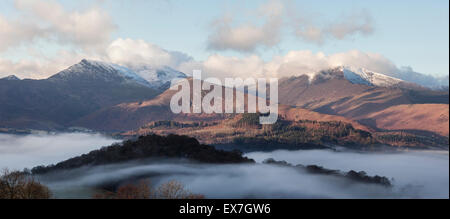 Et Grasmoor Grisedale Pike avec inversion de température au-dessus de la vallée de nuages donnant Keswick Banque D'Images