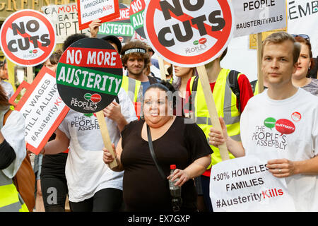 Bristol, Royaume-Uni. 08 juillet, 2015. Les protestataires sont représentés portant des signes d'austérité anti et des pancartes lors d'une protestation d'austérité à Bristol qui a eu lieu après le chancelier George Osborne a présenté son budget. Credit : lynchpics/Alamy Live News Banque D'Images