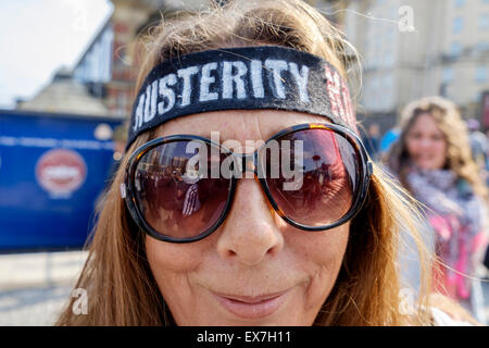 Bristol, Royaume-Uni. 08 juillet, 2015. Un manifestant est représenté portant un bandeau d'austérité austérité lors d'une manifestation à Bristol, ce qui a eu lieu après que le chancelier George Osborne a présenté son budget. Credit : lynchpics/Alamy Live News Banque D'Images