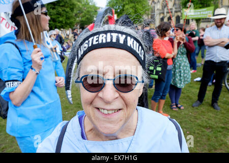 Bristol, Royaume-Uni. 08 juillet, 2015. Un manifestant est représenté portant un bandeau d'austérité austérité lors d'une manifestation à Bristol, ce qui a eu lieu après que le chancelier George Osborne a présenté son budget. Credit : lynchpics/Alamy Live News Banque D'Images