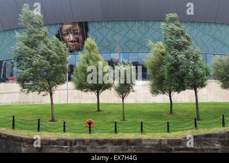 Liverpool Echo Arena avec arbres Banque D'Images