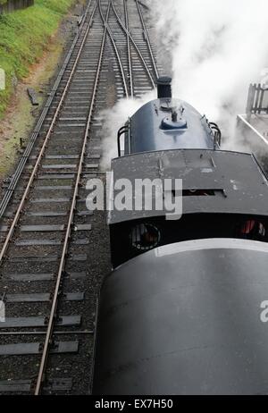 Lakeside et Haverthwaite Steam Railway, Cumbria, Royaume-Uni. En regardant vers le bas une machine à vapeur d'en haut sur un pont. Banque D'Images